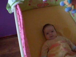 jade dans son lit regarde son mobile!