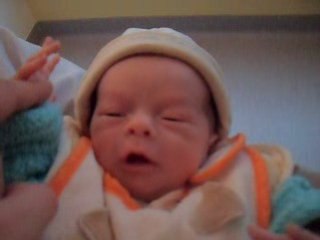 kénaël dans les bras de maman