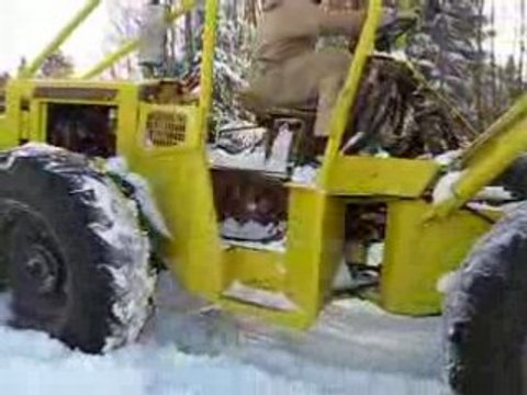 Tracteur Timberjack 207 dans la neige du Québec.