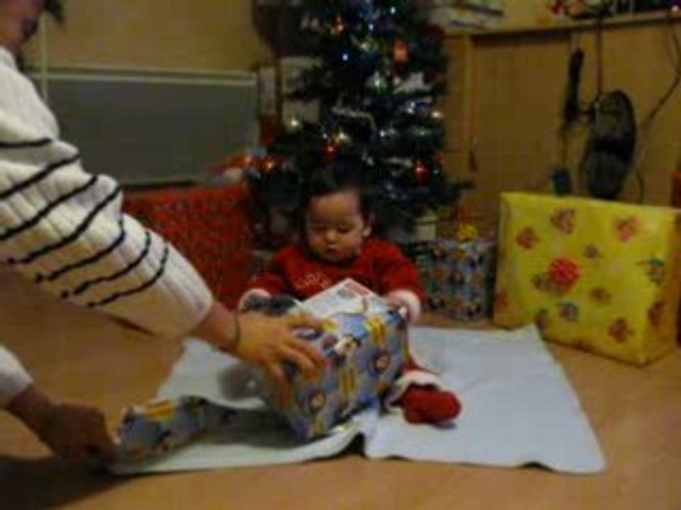 Jordan ouvre ses cadeaux de noël