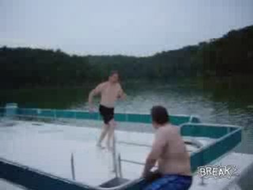 Magnifique saut fini à la mer