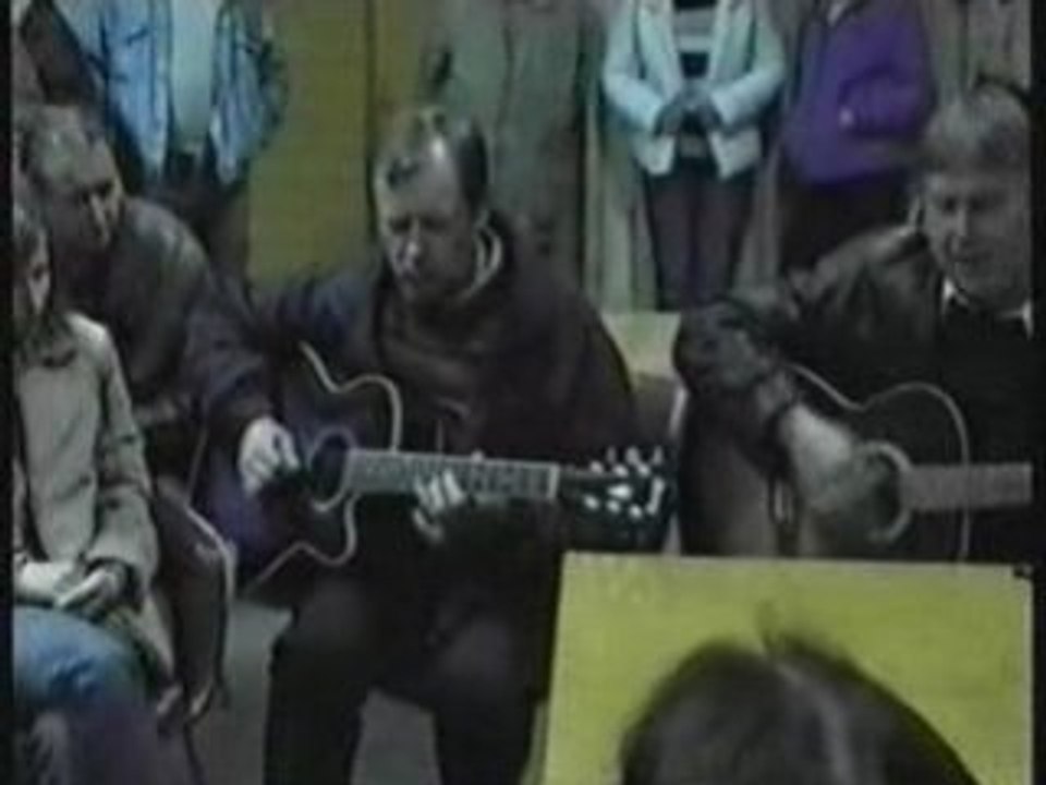 Сл. и муз. Юрий Черкашин  песня  "Я снова собираю чемоданы"