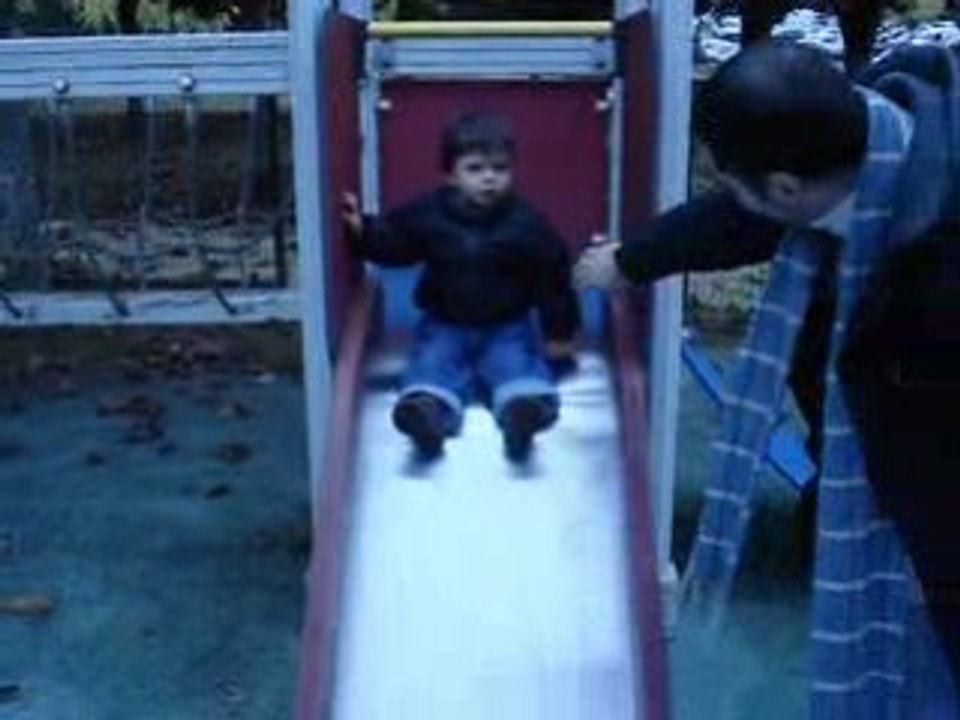 Robin et Maxime font du toboggan