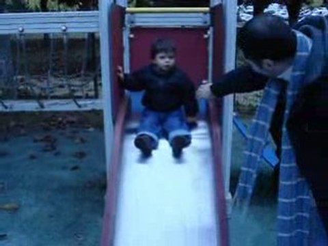 Robin et Maxime font du toboggan