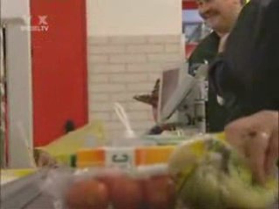 Lustige leute im pennymarkt