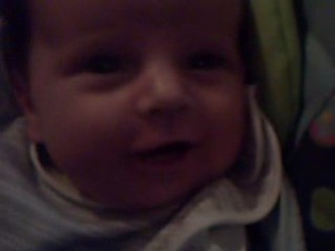 Noé un mois et demi fait des sourires