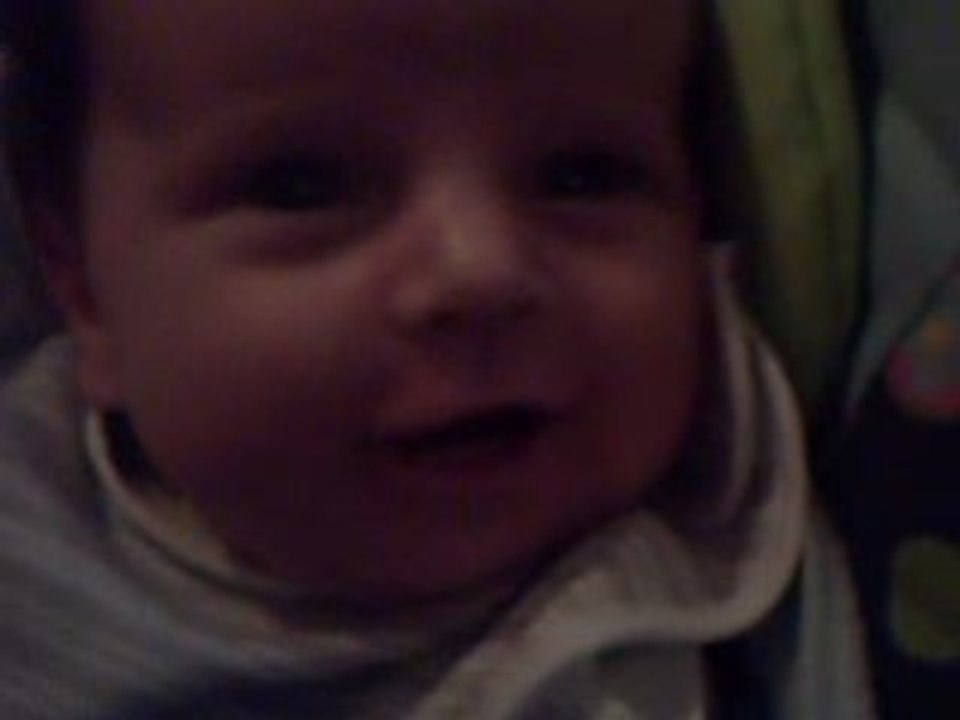 Noé un mois et demi fait des sourires