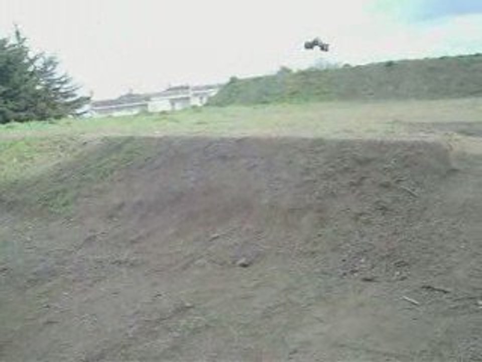 Hpi Savage X with Axial .28RR Bashing - Extreme jumps!