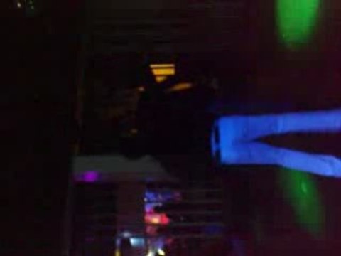 anto et cédric en boite danse bizarrement???