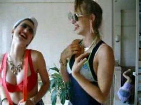 Béa,Anne-So et Marie-Jo au cours de gym