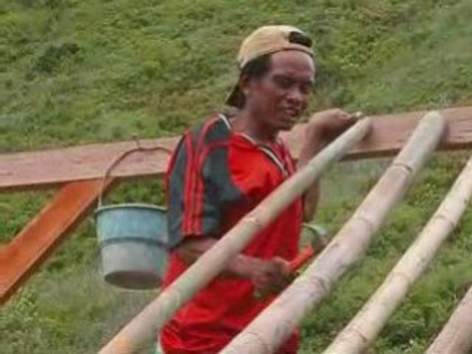 Indonesie Kuta Lomboc : chantier bois paille bamboo