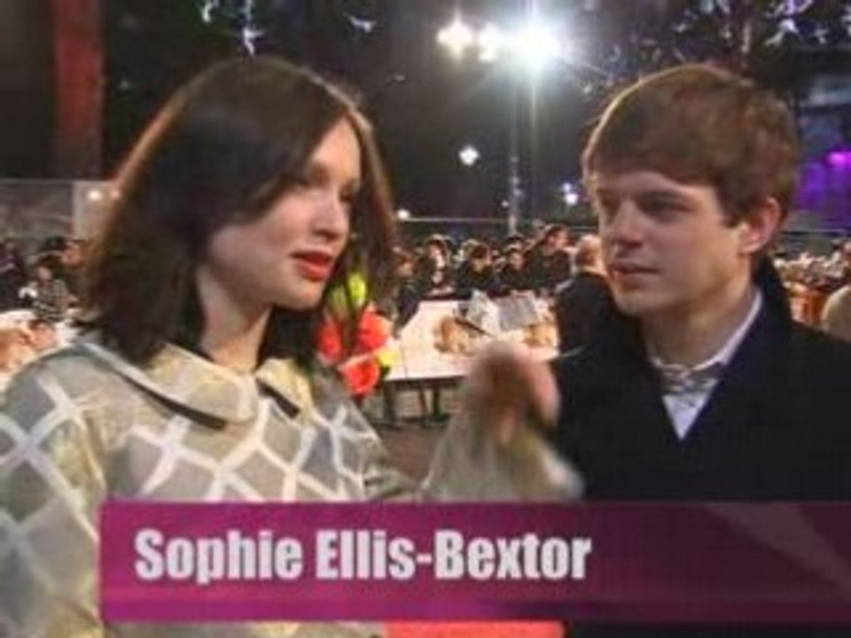 Kate Winslet & Leonardo DiCaprio on red carpet in London