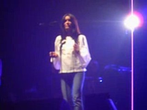 Jenifer chante Attention douleur fraîche à Albert