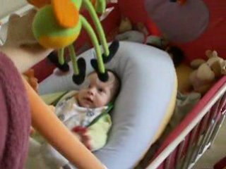 découverte du mobile sauterelle avec plein de sourires !