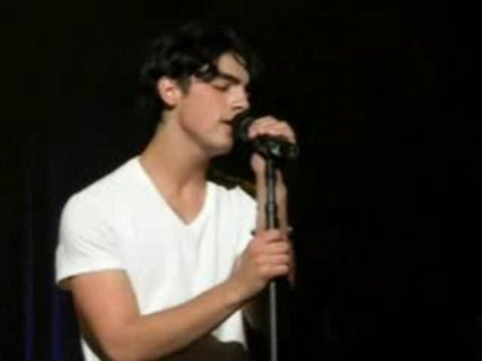 Joe Jonas [LIVE] Free Fallin' (by Tom Petty)