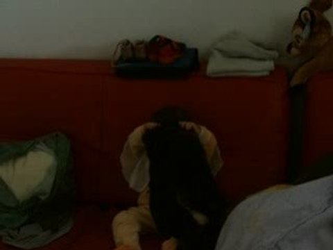 Maeva joue à cache-cache!