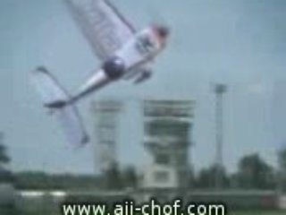 Un miracle atterrissage d_un avion avec 1 seul aile !!