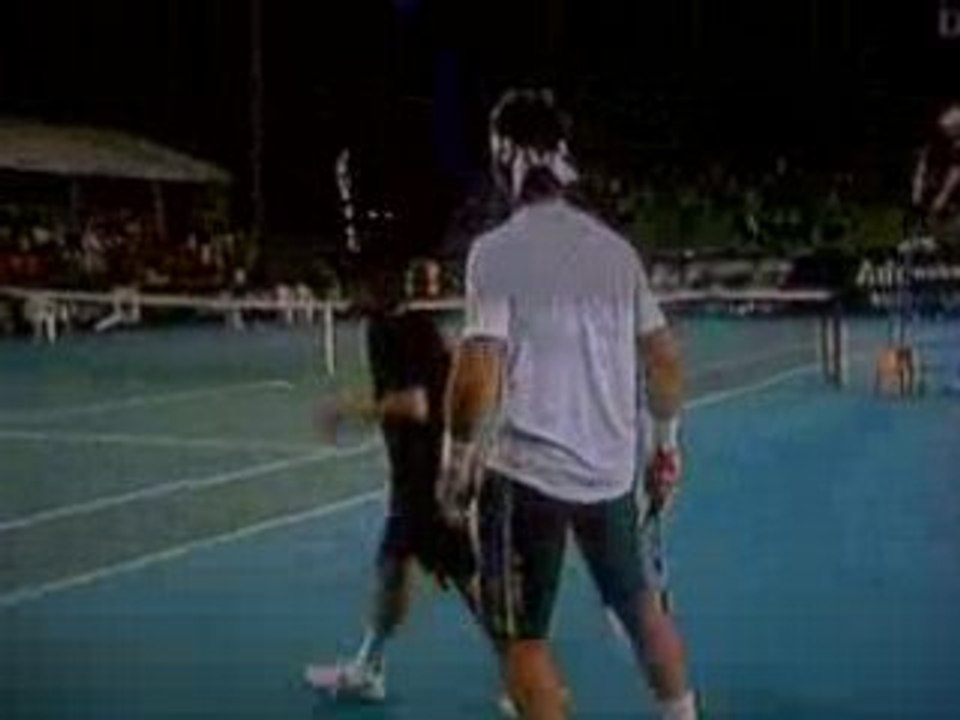 Adelaïde 2009 - Cash joue avec le ramasseur de balles