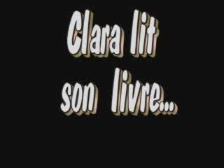 Clara lit son livre