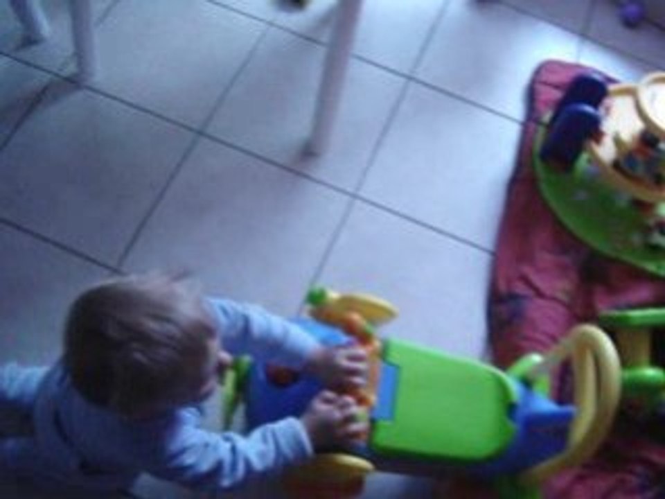 Nathan déplace les chaises