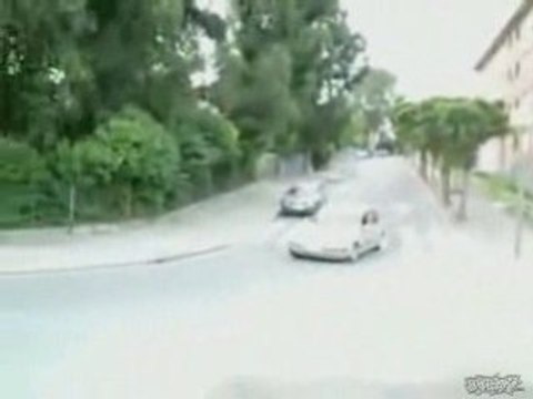 Régis détruit sa voiture