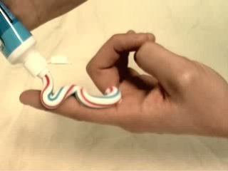 Cosa ti piace toccare? Il dentifricio
