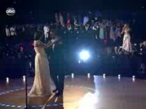 Barack et Michelle Obama ouvrent le bal de quartier
