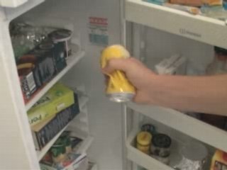 Cosa ti piace toccare? Una lattina