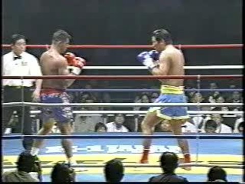 Andy Hug en K1 gagne par KO