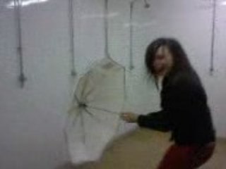 Vanessa dans les douches avec le parapluie ! =D
