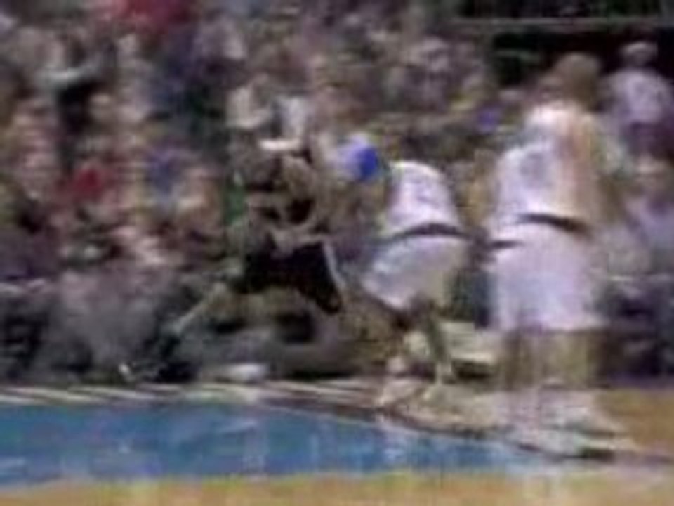 NBA Erick Dampier slaps Brandon Roy's shot off the backboard