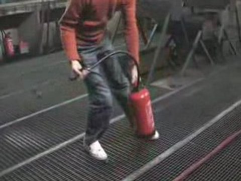 Utilisation d'un extincteur. IUT HSE LA CIOTAT LICENCE PRO