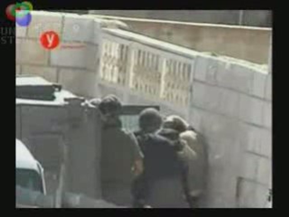 un Palestinien innocent frapper humilier par des Sionistes