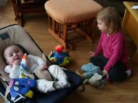 Lucie chante pour Alice.