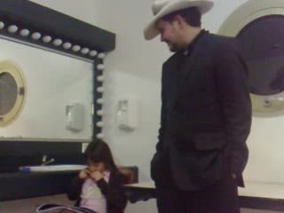 Mandy joue pour rodney hayden en coulisse de l'harmonica