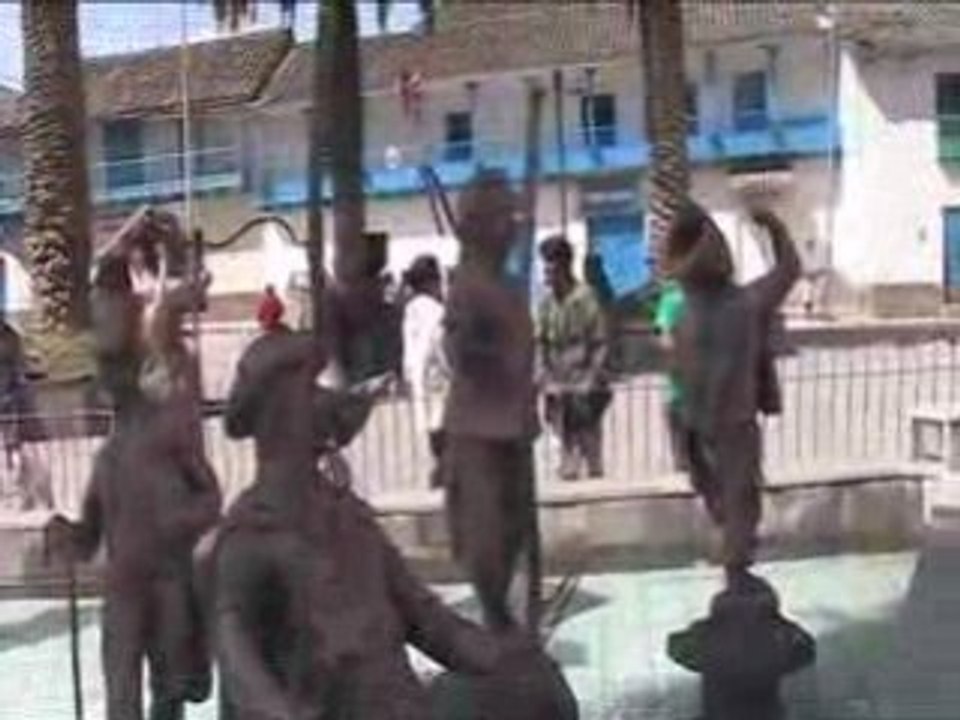 Village Paucartambo - statues des colons espagnols