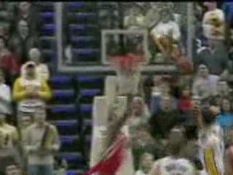 NBA Danny Granger blocks Von Wafer at the rim.