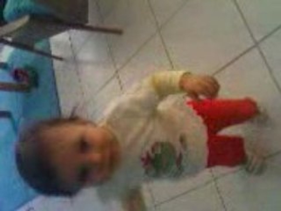 Inès marche 2e prise !