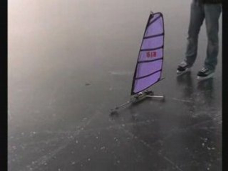 Char à voile sur glace radiocommandé au lac du héron