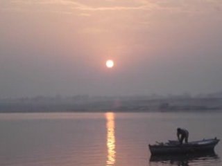 Le soleil se lève sur le Gange