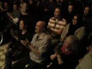 Le MC chauffe le public pour le spectacle d'impro