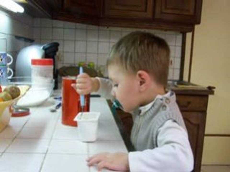 mathis prepare un gateau