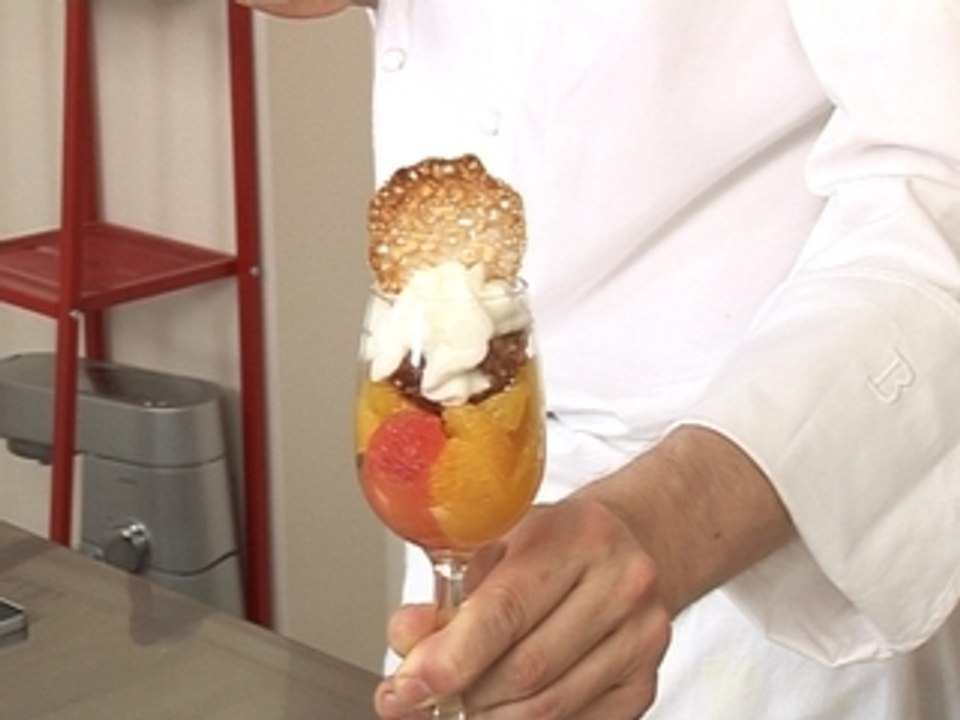 Nages d'agrumes, émulsion au champagne et tuile aux amandes