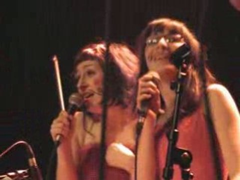 LES SOEURS MOUSTACHE : Ma valise