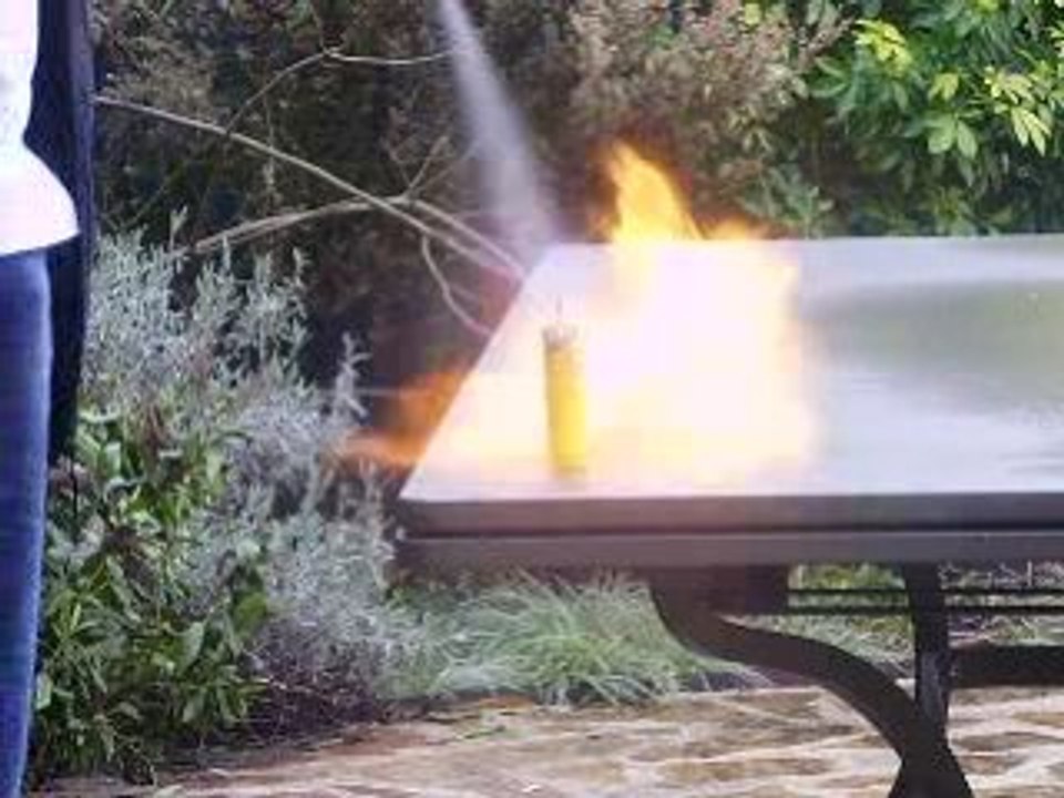 lance flammes sur un tube de colle retoure