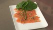 Carpaccio de saumon au citron vert et aux baies roses