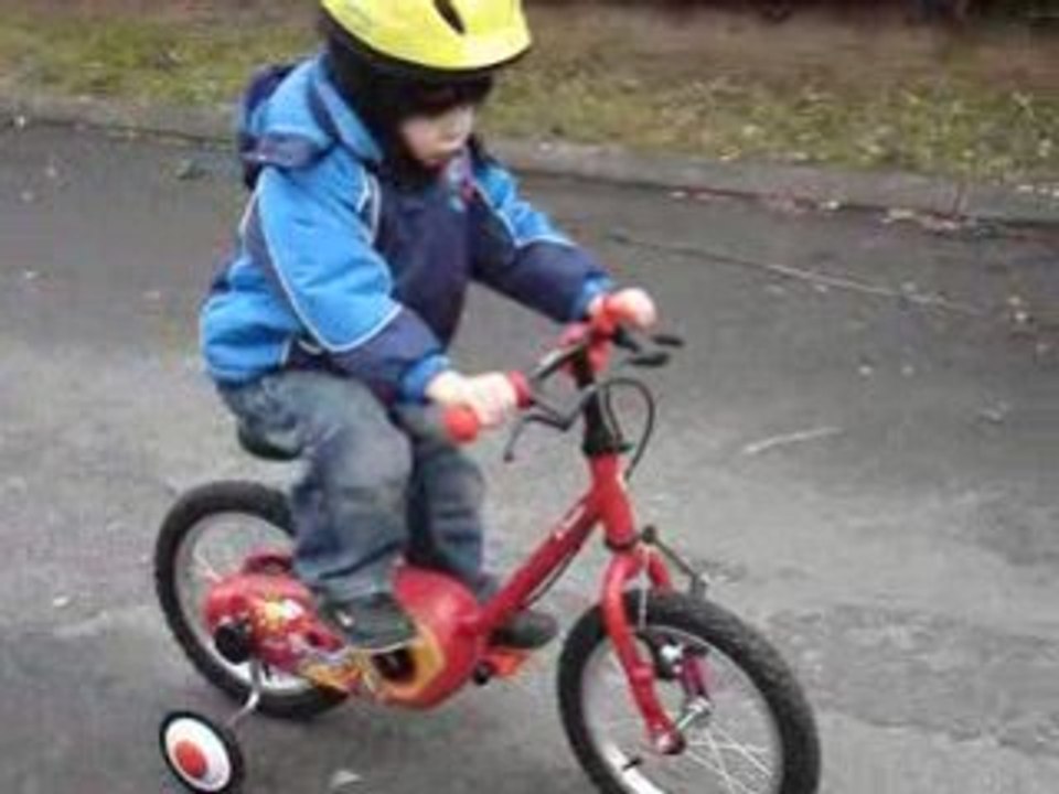 Titounet sait faire du vélo !