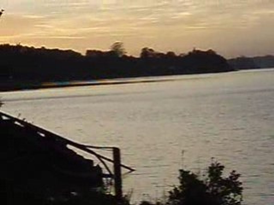 El volcan Osorno atardece en el lago Llanquihue