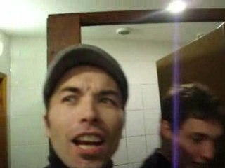 Chants dans les toilettes du 1001 !!!