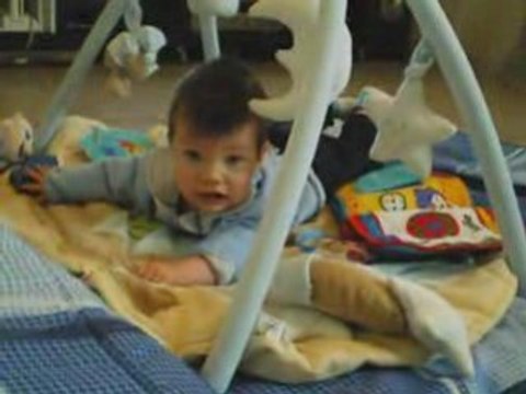 quentin sur son tapis d eveil
